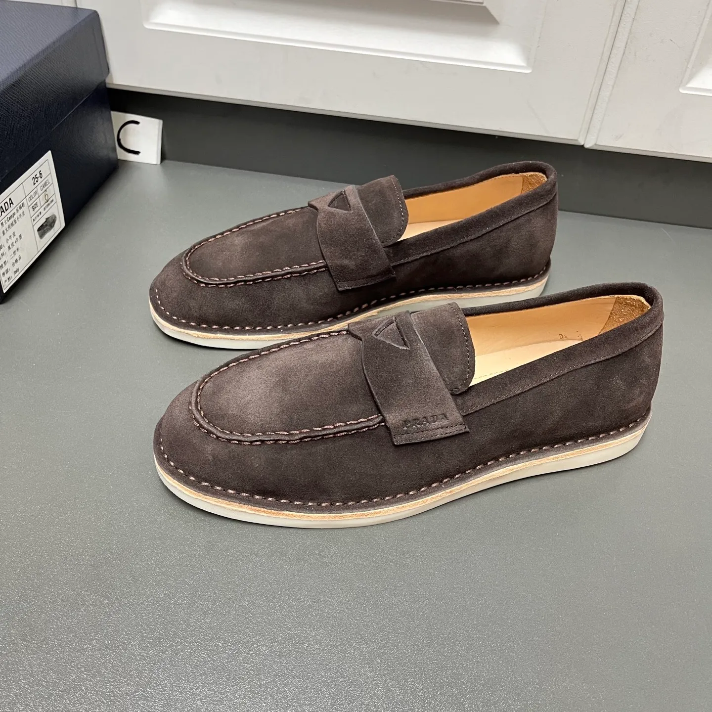 💰840 Prada men’s new suede leather loafers. Made of flocked cow second-layer leather, they combine classic design with handmade details, blending sophistication with casual comfort. Hot-stamped logo on the outside, topstitched seams on the skirt, 1.5cm white rubber sole with leather welt, dyed calfskin lining, silver-labeled cowhide feet, simple and elegant style, comes with a full set of original packaging dust bag! C leather shoe size: 39/40/41/42/43/44 brown color welcome to order